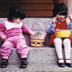 Teresa D'Ambrosio (derecha) y su hermana cuando eran niños